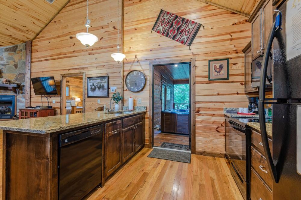 Great Couple Getaway Cabin with Wraparound Deck Broken Bow, Oklahoma
