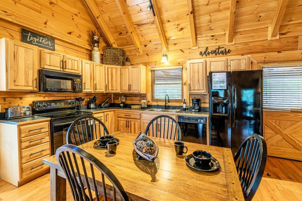 The Cozy Cabin Getaway, Beautiful Gated Community In Sevierville, Tennessee