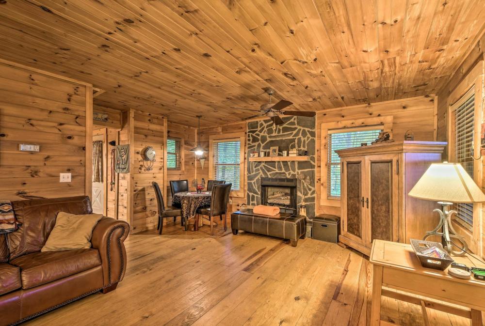 Charming 2 Bedroom Rental Cabin In Bryson City, North Carolina