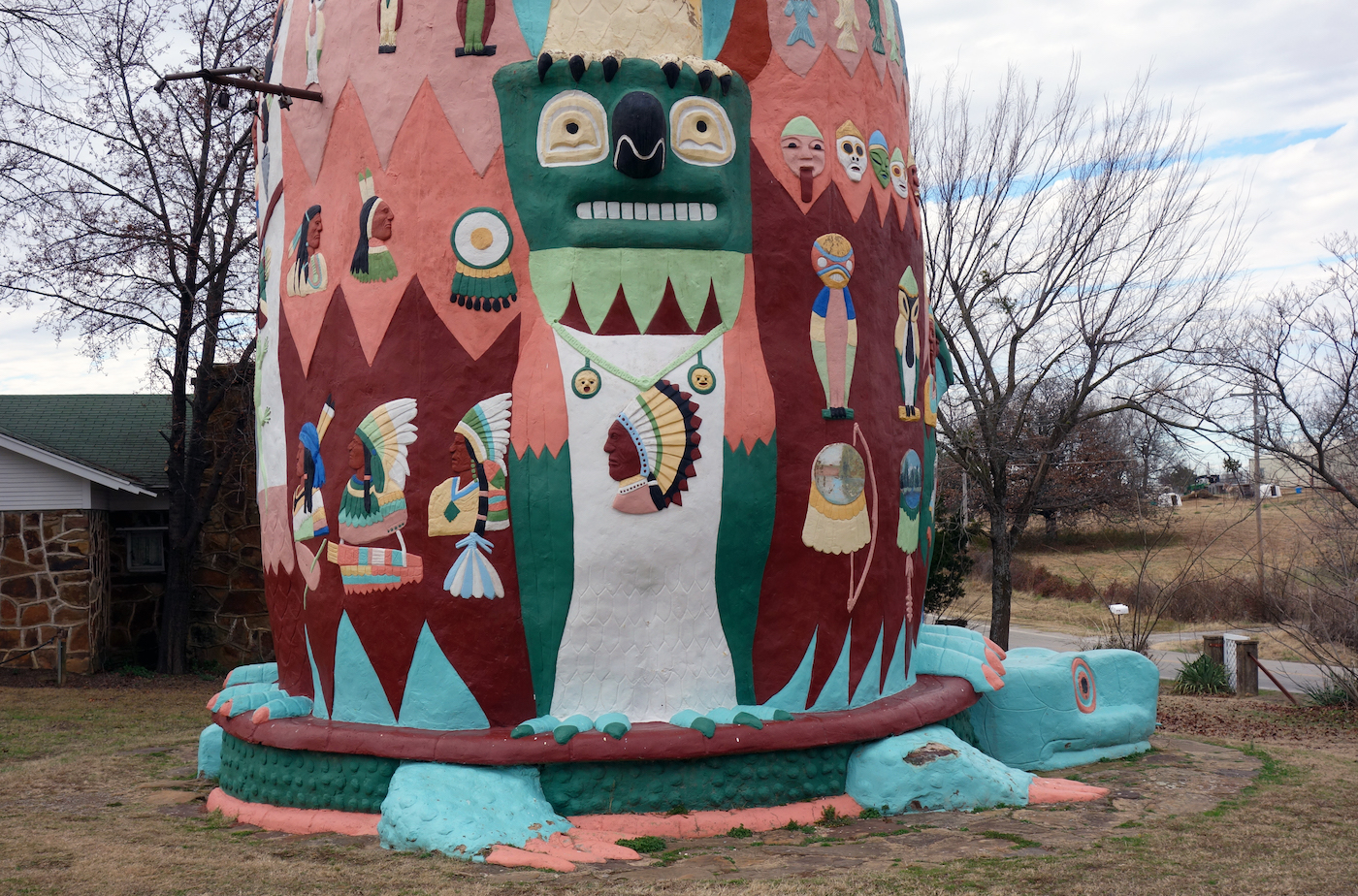 The Monumental Totem Poles Built by a Retired Oklahoma Art Teacher