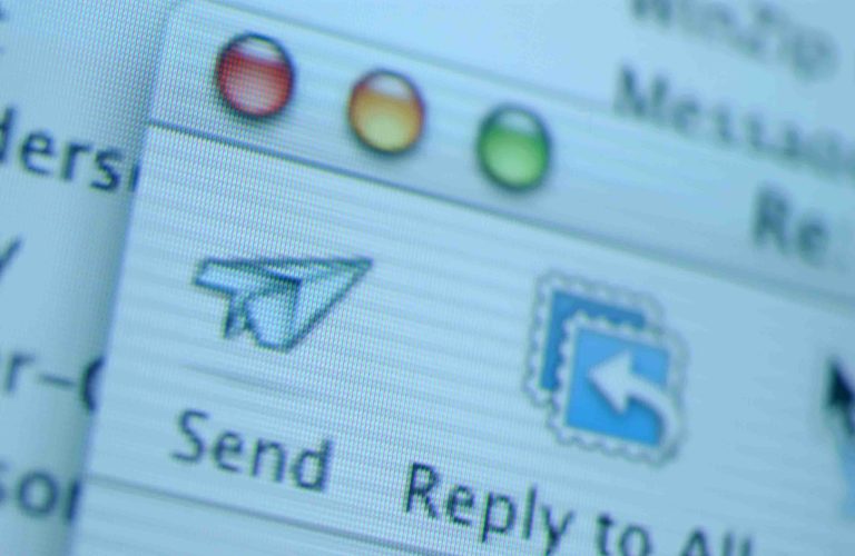 Homem é acusado de crime por ler email da esposa