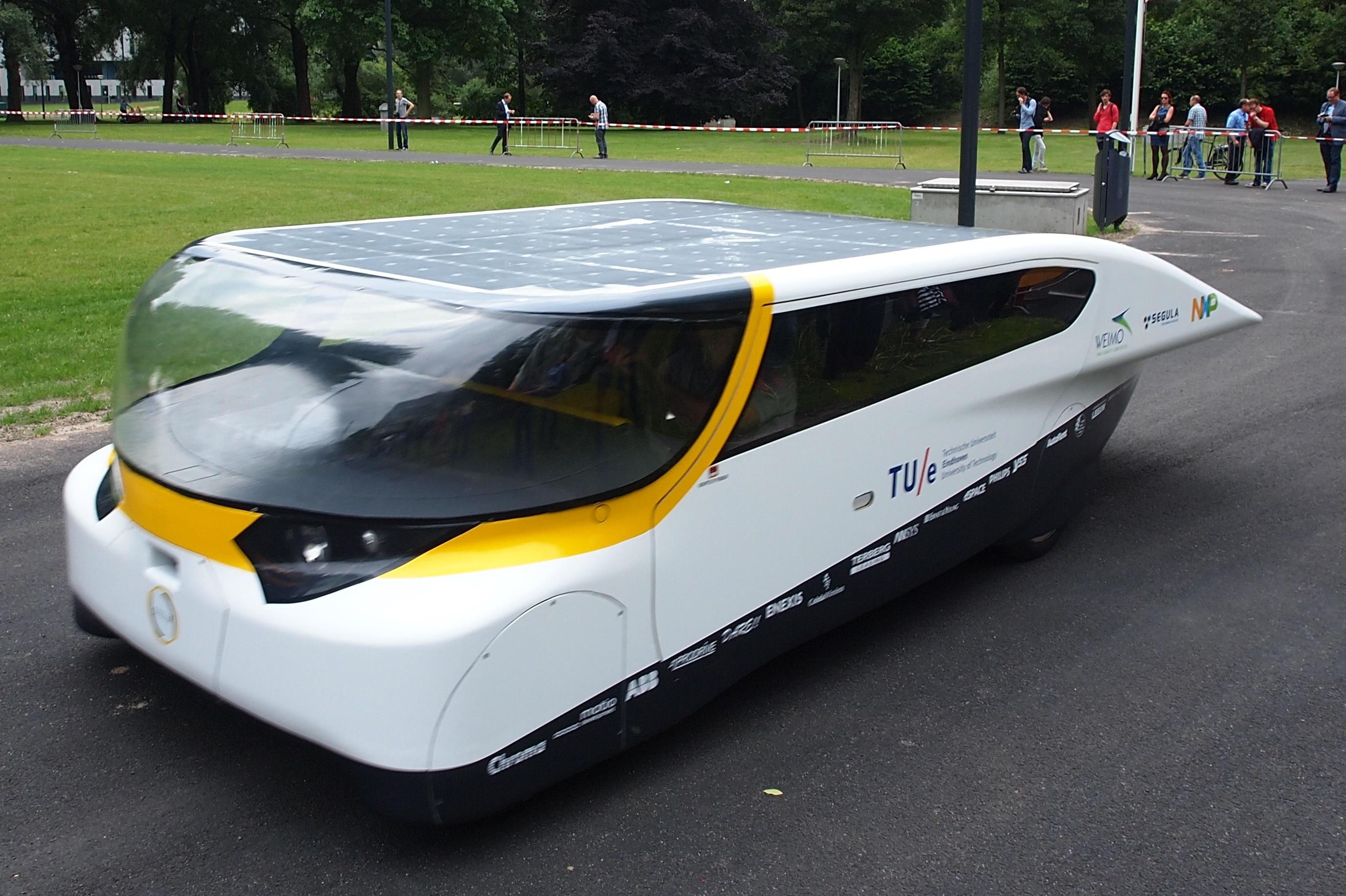 Carro solar para a família anda 800 km com uma única carga