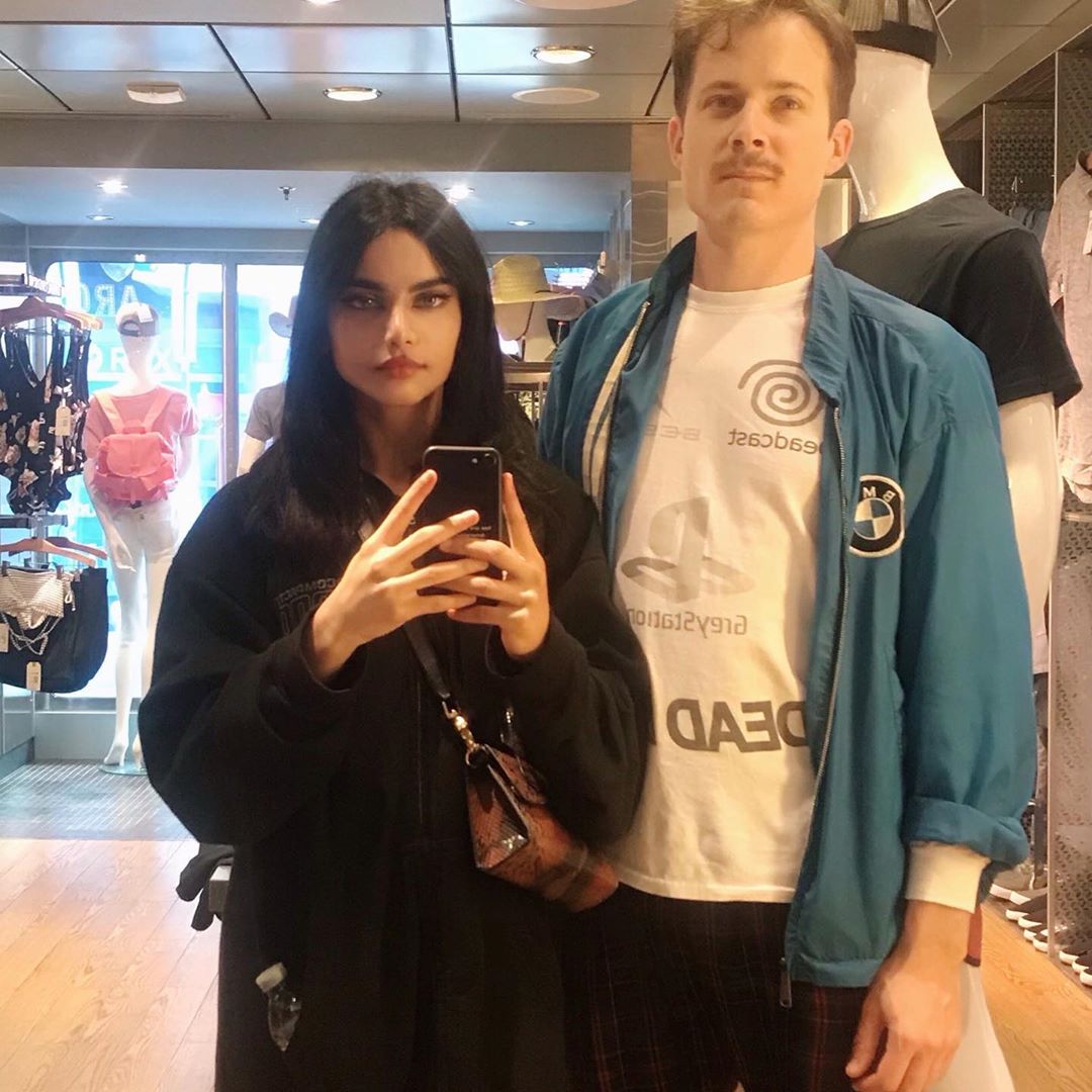 Classify Charls Carroll's Kuwaiti wife Effina Hyatt