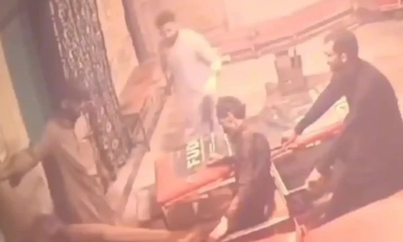 خیبرپختونخوا کے اسپتال میں لاوارث مریض کے ساتھ انسانیت سوز سلوک، دم توڑ گیا