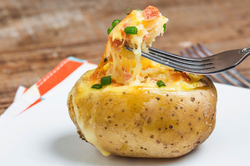 Cómo hacer Papas al horno con tocino y queso gratinado, la receta para