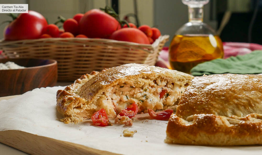 Calzone fácil de tomate y tres quesos, receta de cocina fácil y deliciosa