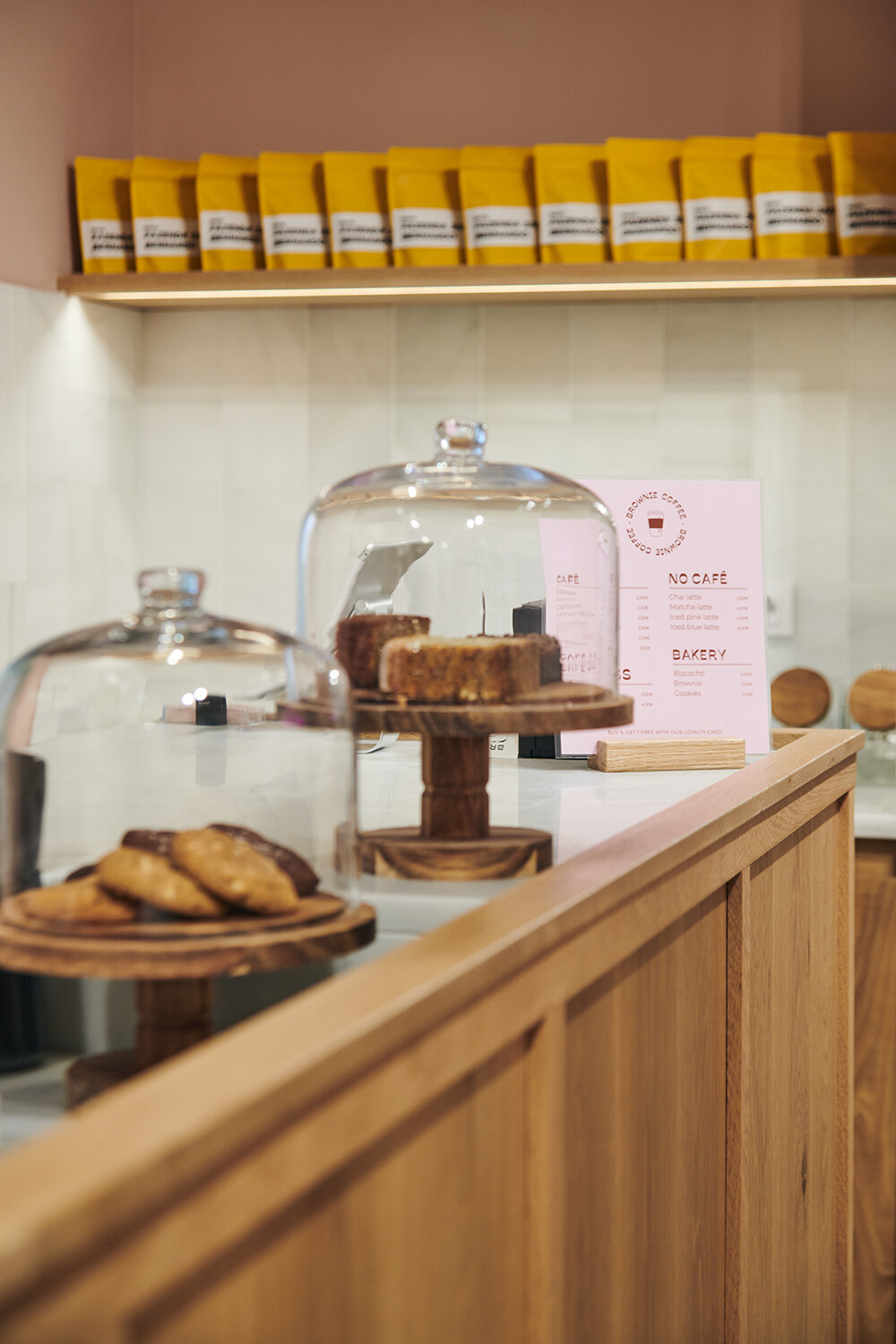 Brownie ha creado su primer coffee shop dentro una tienda y es así de ideal