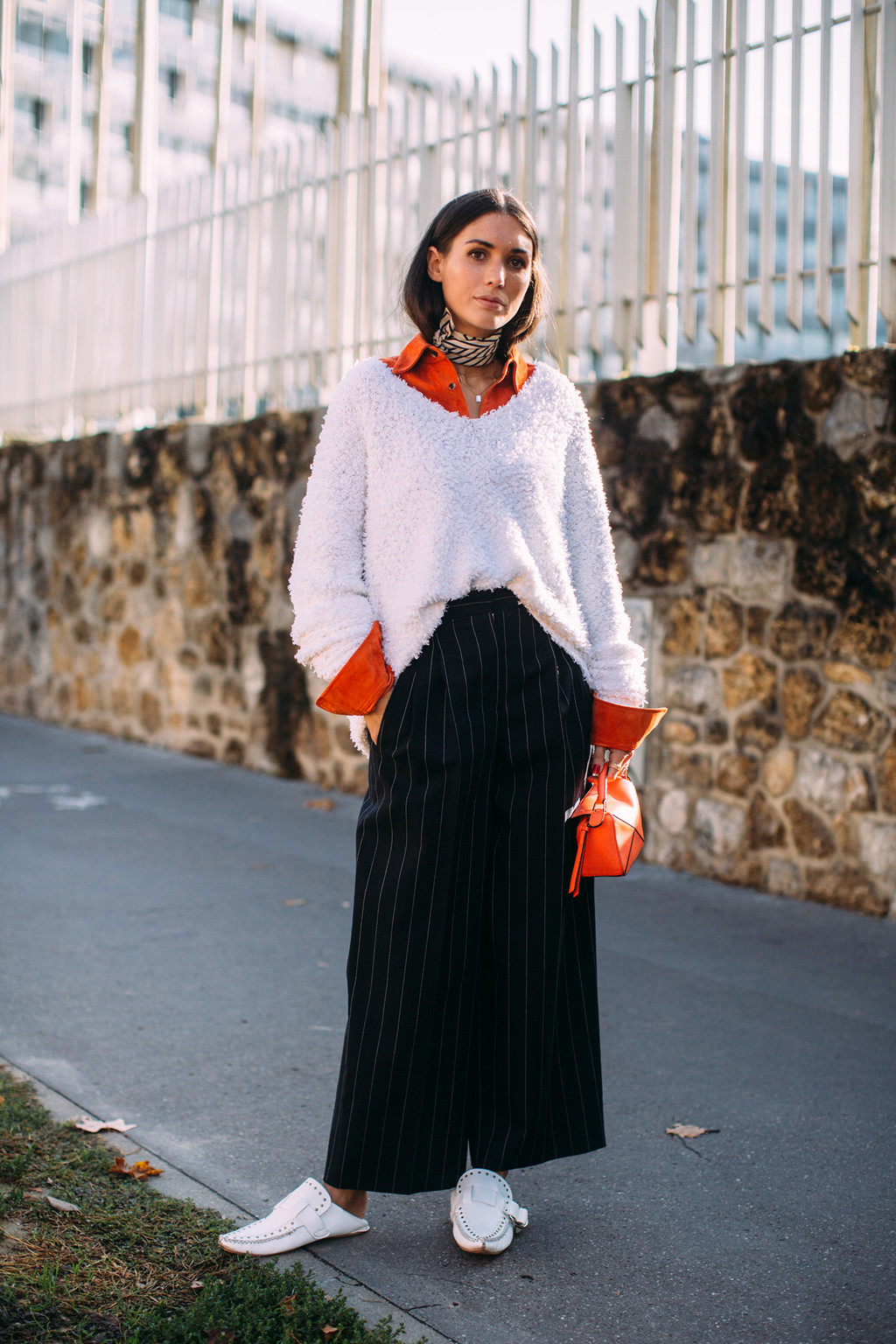 Cómo combinar un bolso rojo, el complemento que arrasa en el street