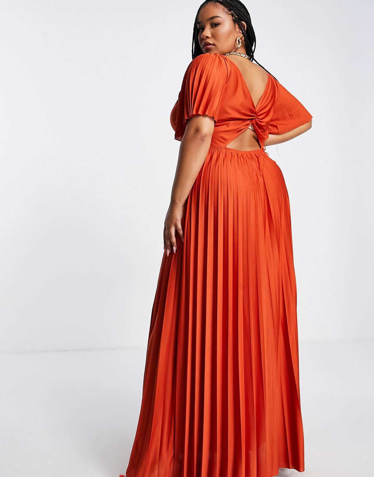 Siete vestidos de invitada de tallas grandes para marcarse un look