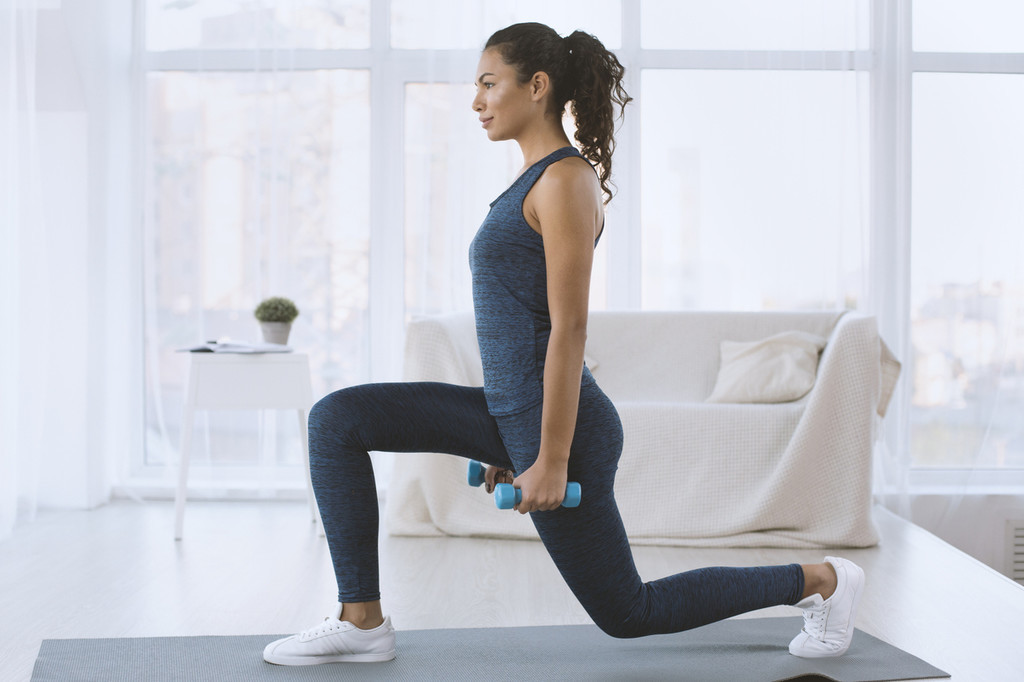 Cómo hacer lunges o zancadas perfectas, paso a paso un ejercicio para