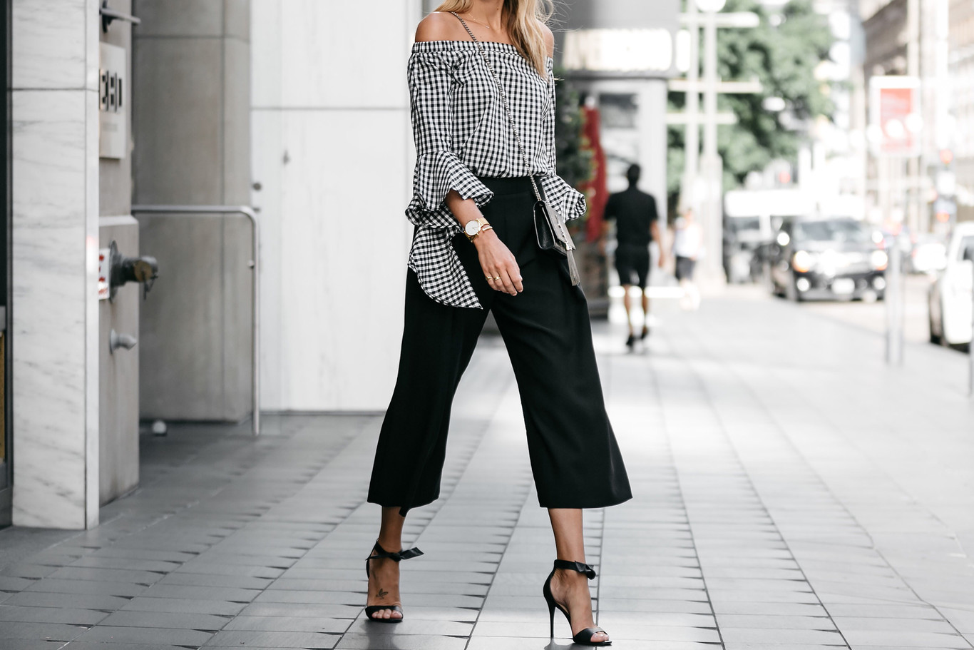 Las siete ideas de outfits con pantalón negro en verano que te ayudarán