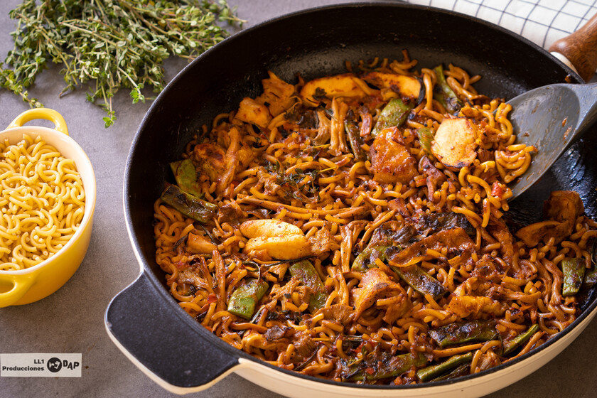 Fideuá de pollo receta fácil, tradicional y rápida de fideos para niños