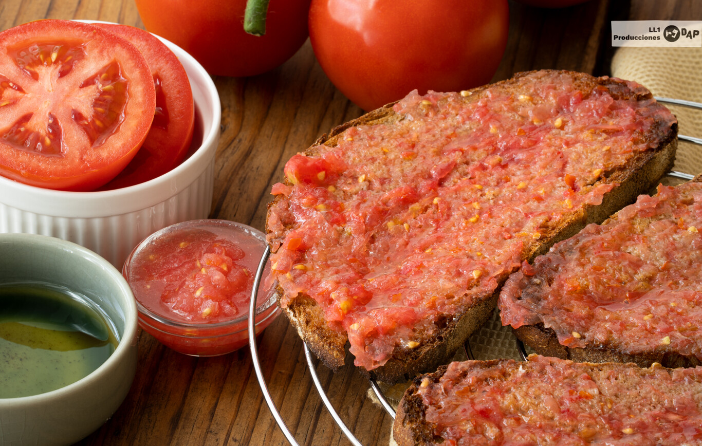 Cómo hacer el mejor pan con tomate catalán, receta fácil con ajo