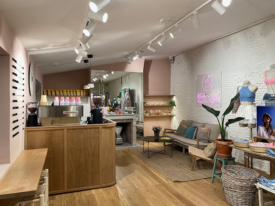 Brownie ha creado su primer coffee shop dentro una tienda y es así de ideal