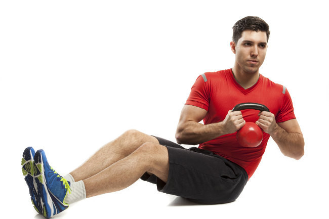 Los cinco mejores ejercicios para trabajar el abdomen con kettlebells