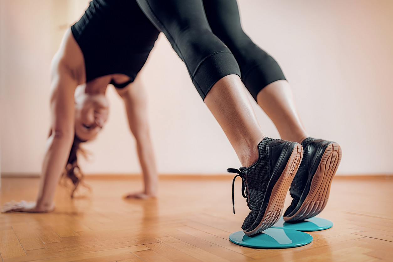 Ejercicios con discos deslizantes para glúteos y piernas en casa