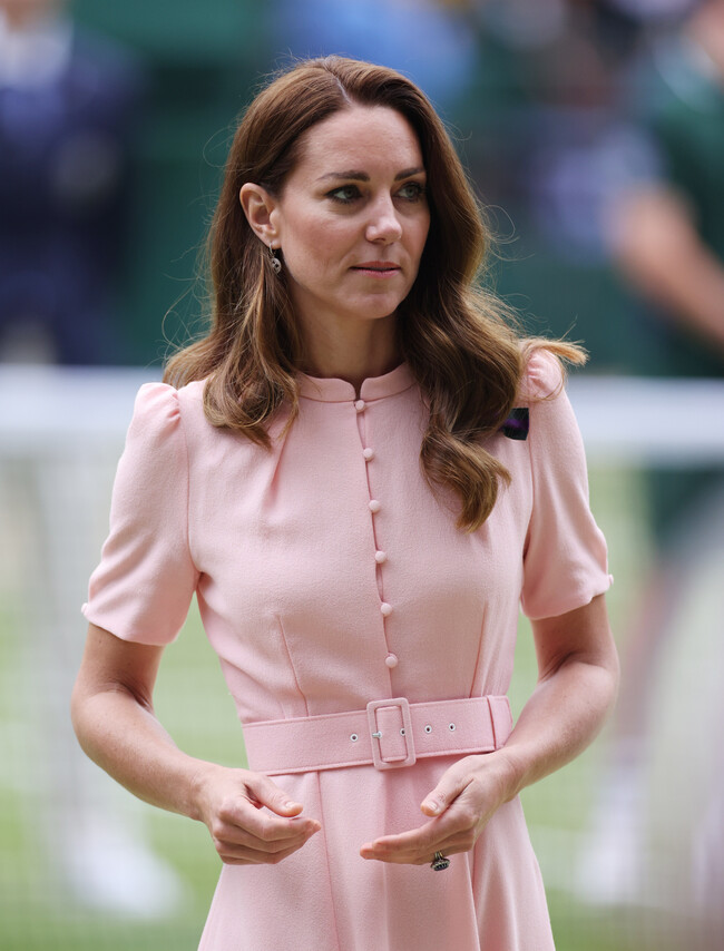 Kate Middleton triunfa con un total look en color rosa en la final de