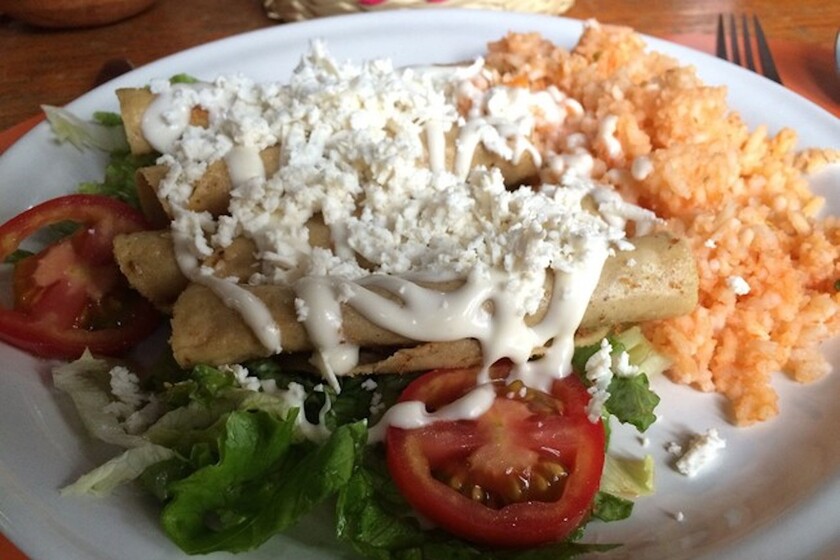 Tacos dorados de zanahoria con queso. Receta vegetariana fácil de la