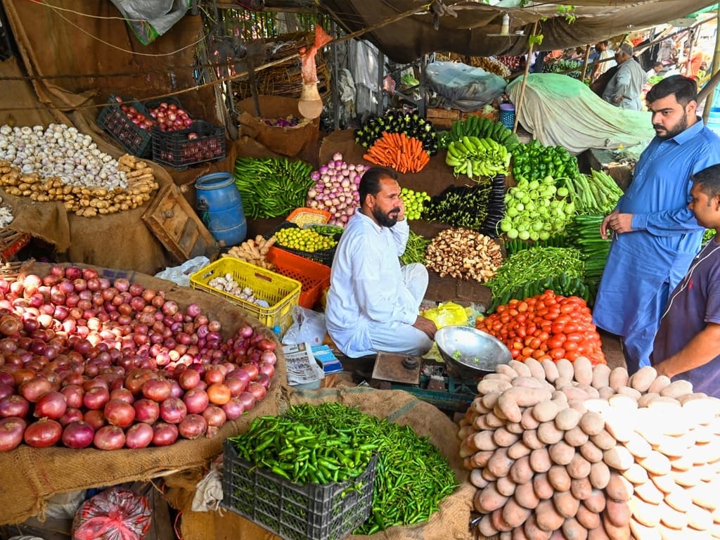 Consignments of imported tomatoes, onions reach Karachi Markets