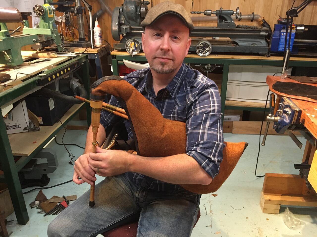 Hi! I'm new with the bellows blown smallpipes; I'm a Galician gaita player; and finally I take