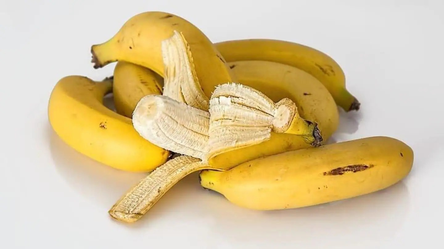 Whiten teeth, fight acne 5 interesting uses of banana peel
