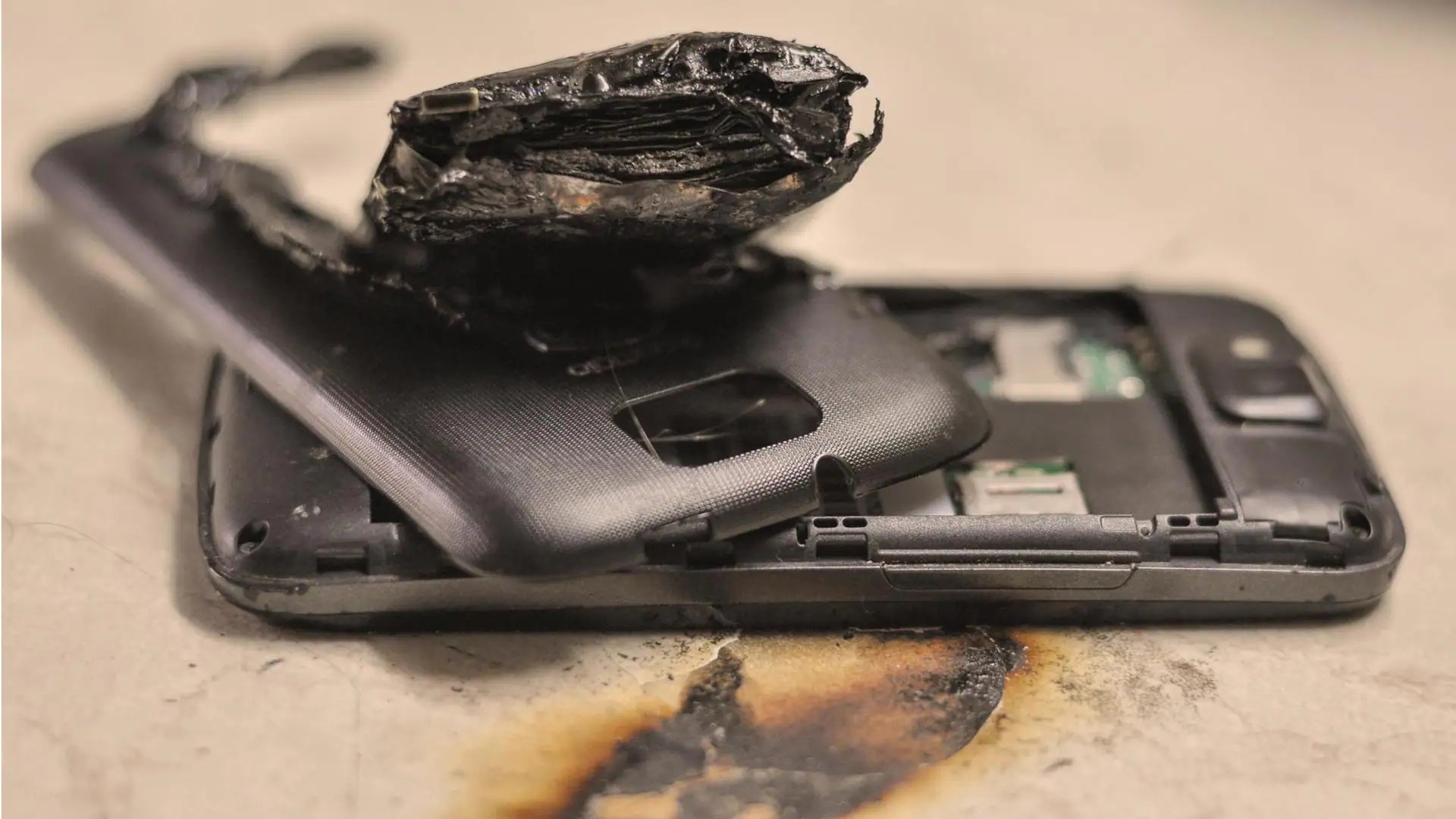 Kerala 8yearold girl dies after phone explodes while playing games