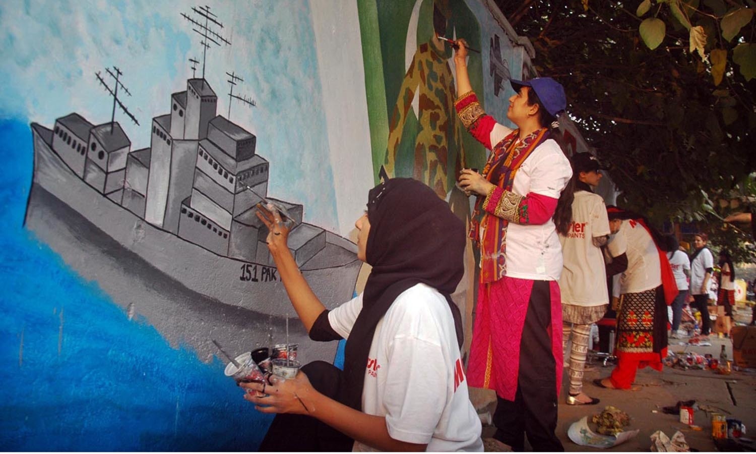 Artists participate in street art competition in Lahore Pakistan