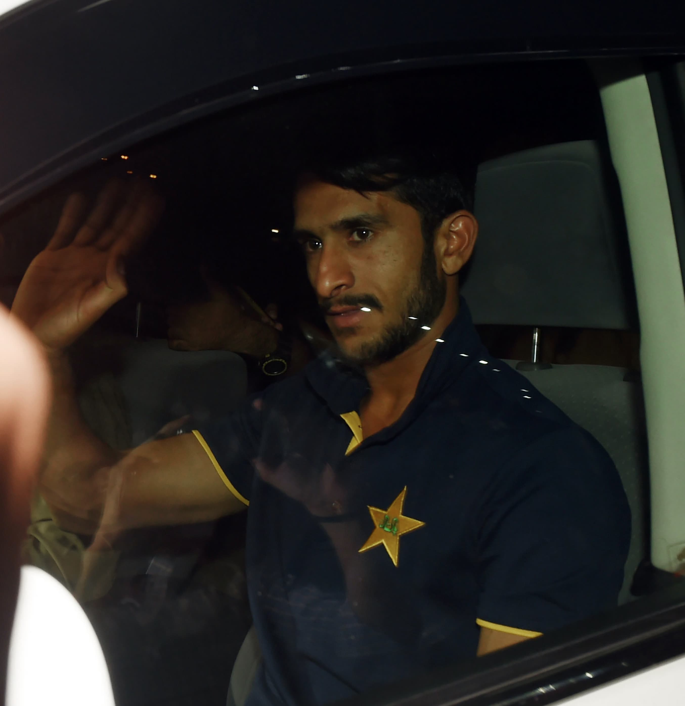 Sarfaraz gets hero's as Pakistan team returns home after