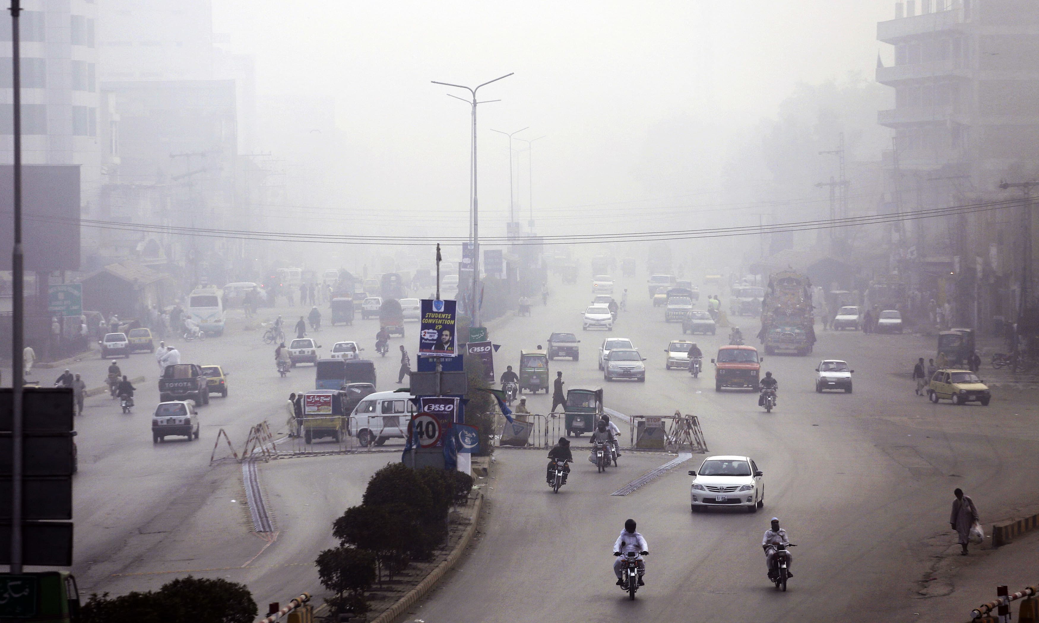 Smog thickens over Punjab, traffic disrupted Pakistan