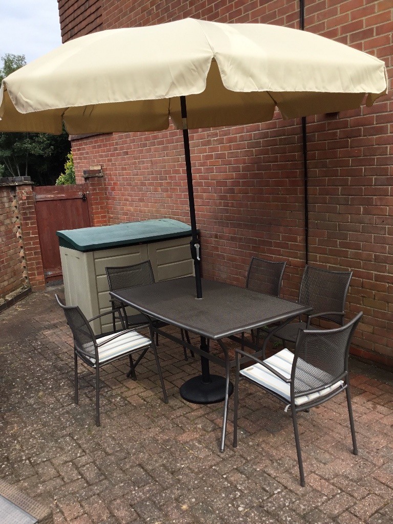 6 SEAT GARDEN TABLE AND CHAIRS PLUS PARASOL & BASE in West End