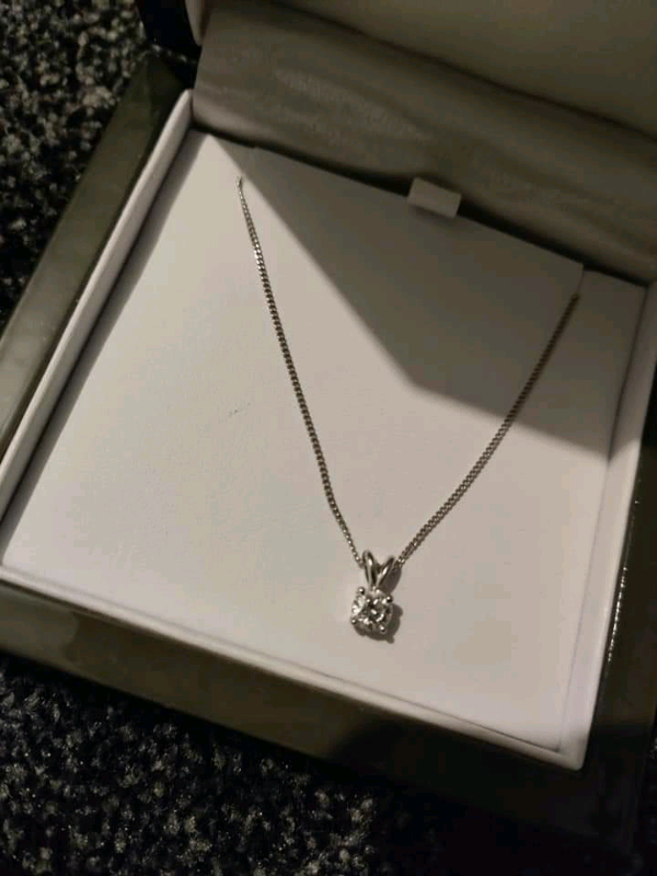 18ct white gold diamond pendant in AshtonunderLyne, Manchester
