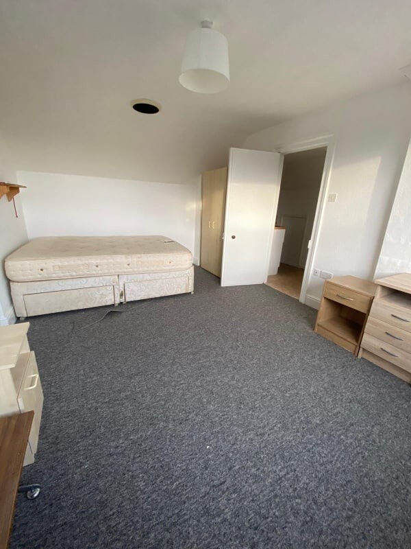 Large double room available now with no deposit. View and move in today. in Bournemouth