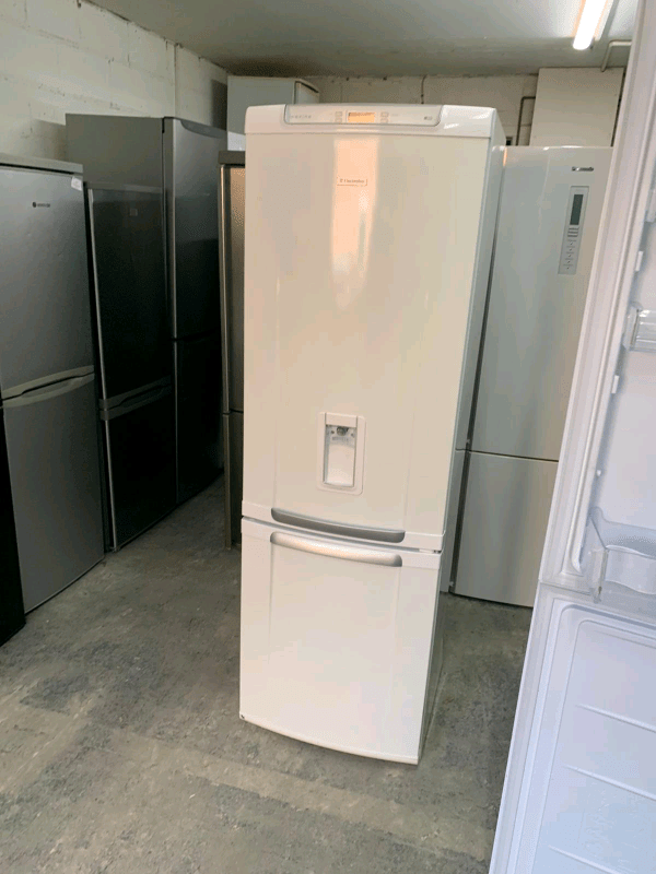 6FT WHITE ELECTROLUX FRIDGE FREEZER WITH WATER DISPENSER CAN DELIVER