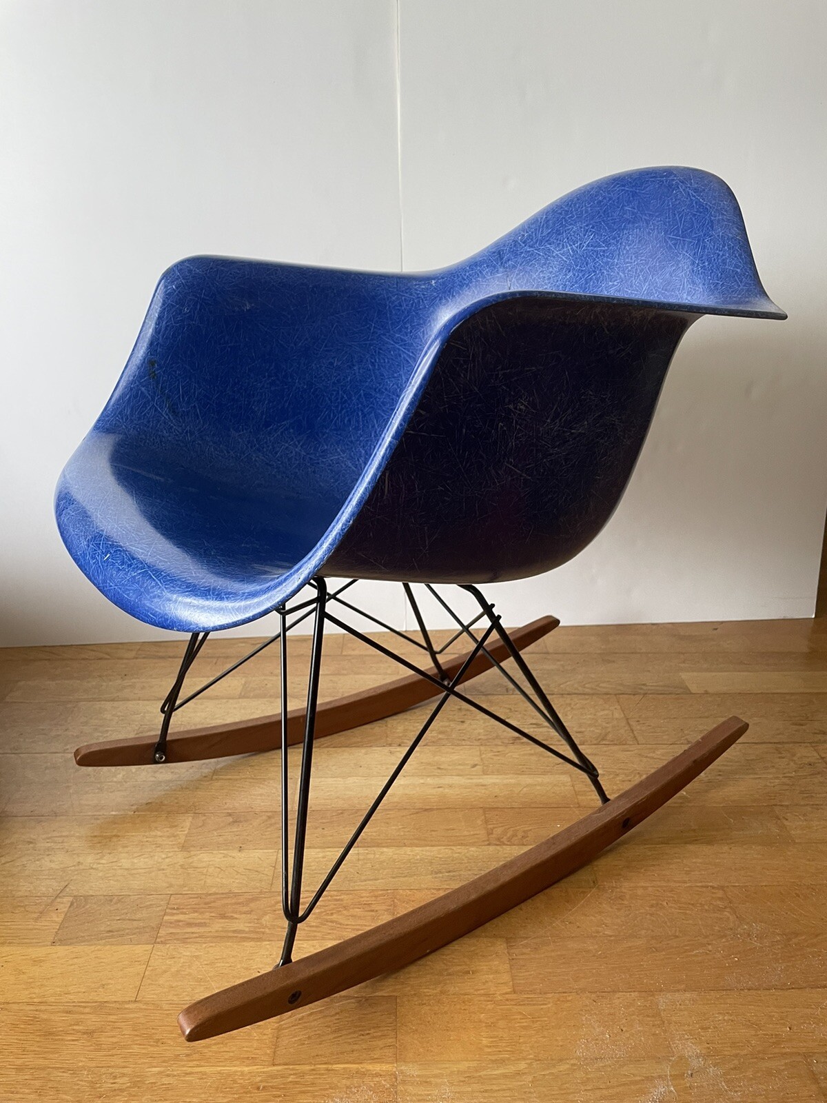 Rocking chair Eames bleu électrique, fibre de verre, Ed Herman Miller