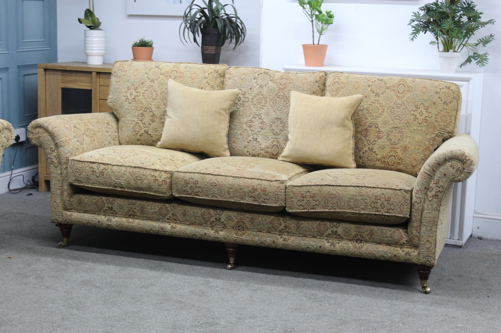 PARKER KNOLL BURGHLEY GRAND 3+2 SEATER SOFA IN AZTEC GOLD FABRIC. RRP £