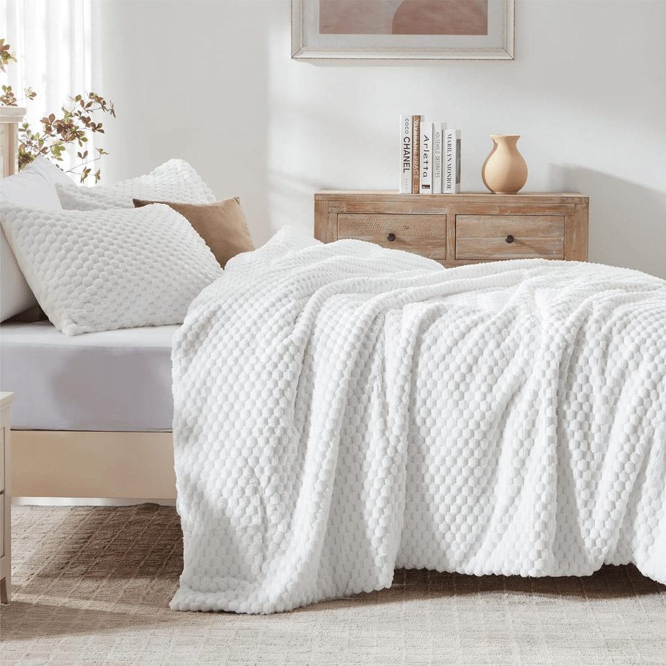 Fluffy Queen Comforter Set White Fleece Soft Comforter for Queen Size