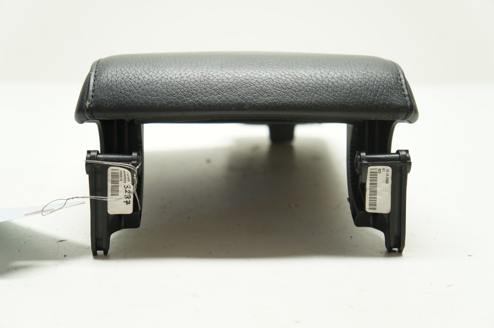 0611 BMW 330XI SEDAN E90 CENTER CONSOLE LID ARM REST BLACK LEATHER