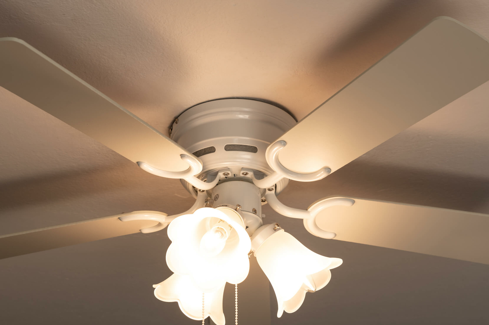 Flacher Deckenventilator mit Licht Kisa Deluxe Weiß 105 cm Flügel Weiß