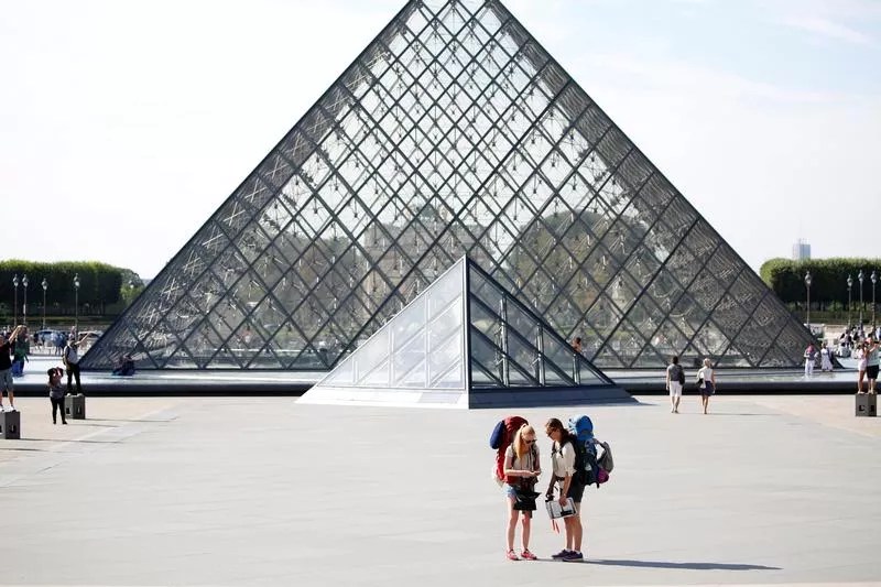 Le Musee Du Louvre Ferme Lundi En Raison D Un Conflit Social