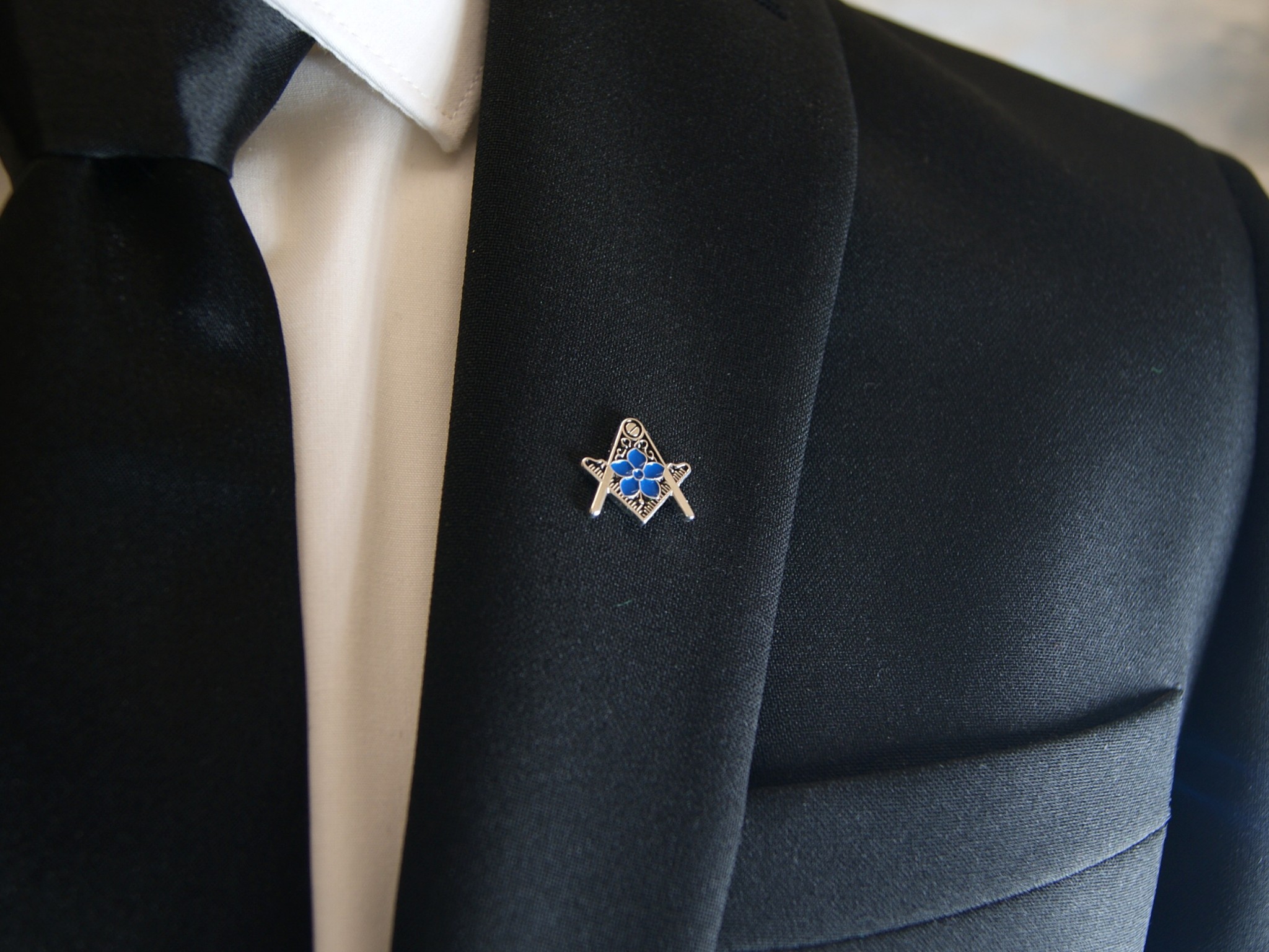Freemasons Silver Square and Compass Lapel Pin with Masonic Me