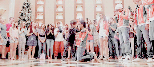 Shah Rukh Khan Happy New Year 2023 Gif Nisa Sonu Sood Omg I Hate Sonus Face Here So Much Gif - Find On Gifer
