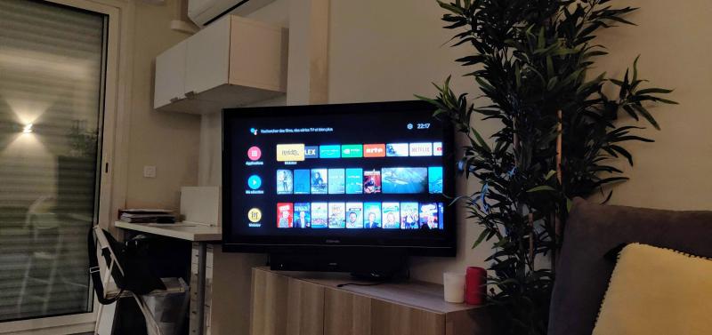 «Ambilight et TV de biais par rapport au mur (support TV)» 30105872