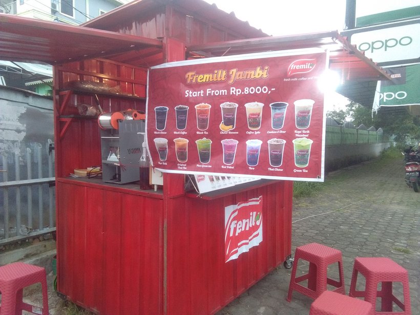 Segarnya Es Choco Banana Racikan Fremilt, Harganya Murah! Brisik ID