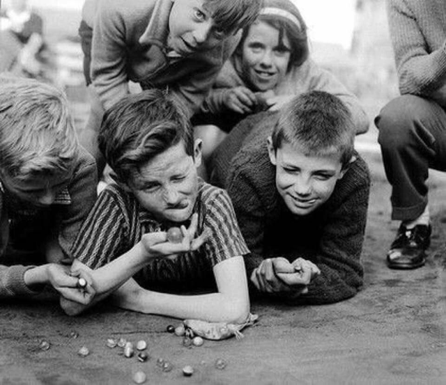 Playing marbles 1950 r/TheWayWeWere