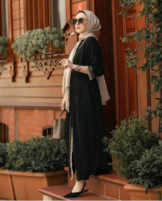 Tip Memadupadankan Gamis Hitam Untuk Muslimah Agar Tidak Monoton - Ayo Bandung