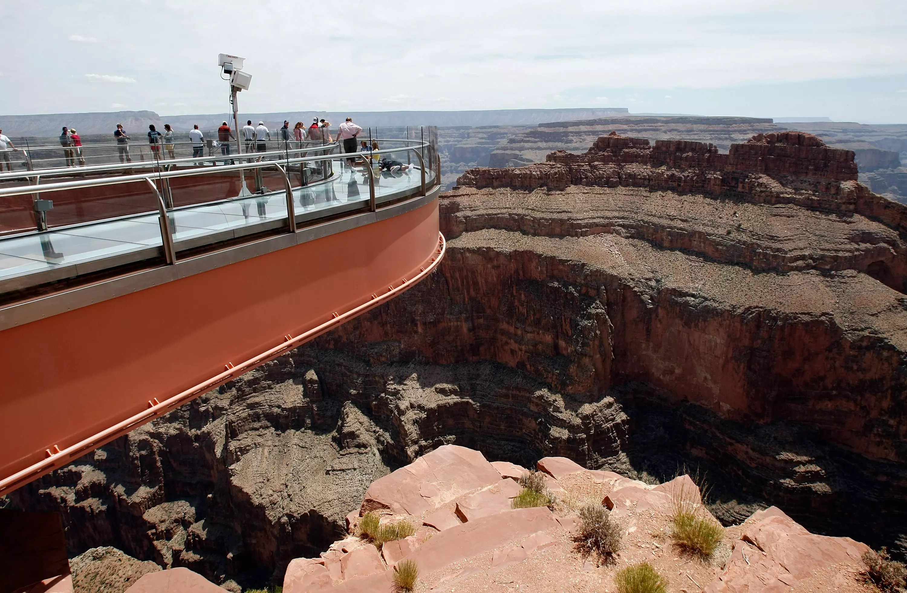 1 Dead, Over 50 Injured After Tour Bus Rolls Over At Grand Canyon West