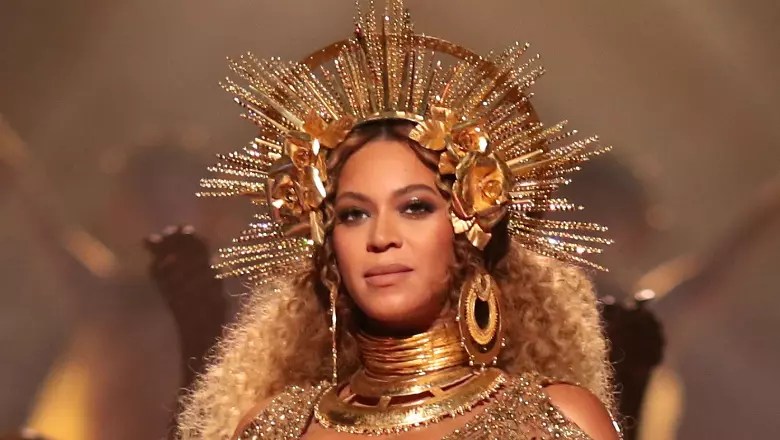 Beyonce Dresses As Lisa & Shares NeverBeforeSeen Photo Of Twins