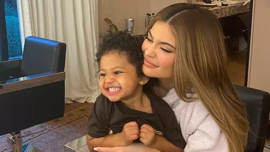 Kylie Jenner & Daughter Stormi Look Like Total Twins In Cute Baby(020)