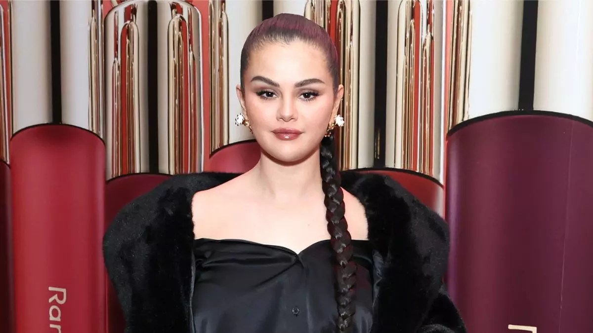 Selena Gomez Stuns In Swimsuit Mirror Selfie iHeart