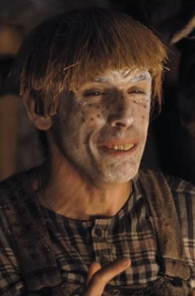 Carrie loving that awful short haircut The King of Queens (1998